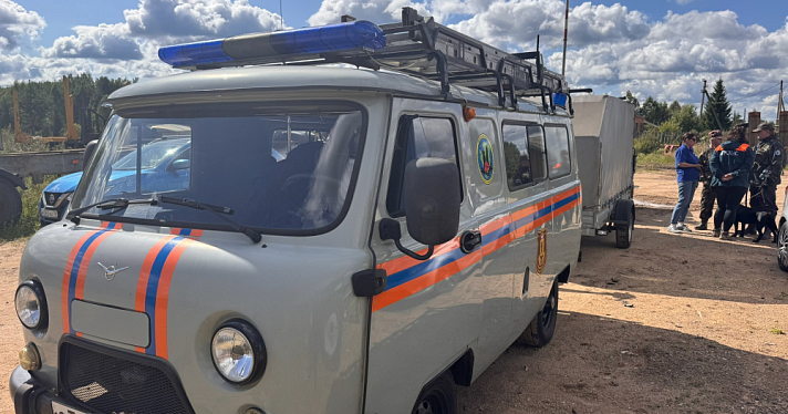 В большесельских лесах заблудились женщина и пятеро детей