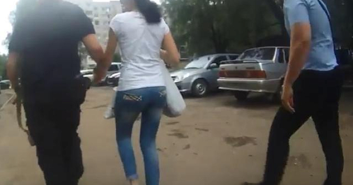 В сети появилось видео задержания полицейскими супруги Сергея Балабаева 