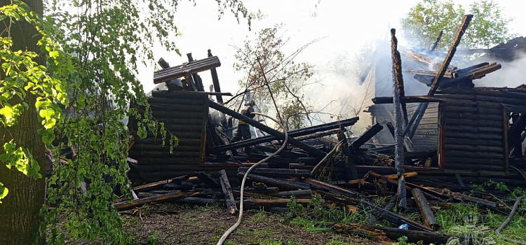 В Ярославле сгорел расселённый дом_297116