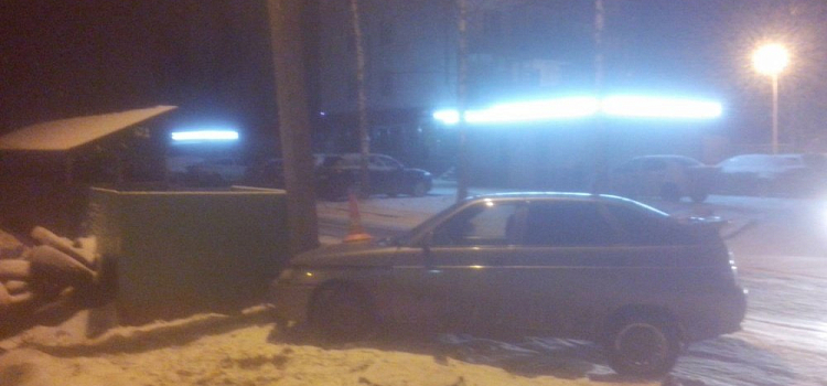 Пьяная ярославна без водительского удостоверения въехала в столб