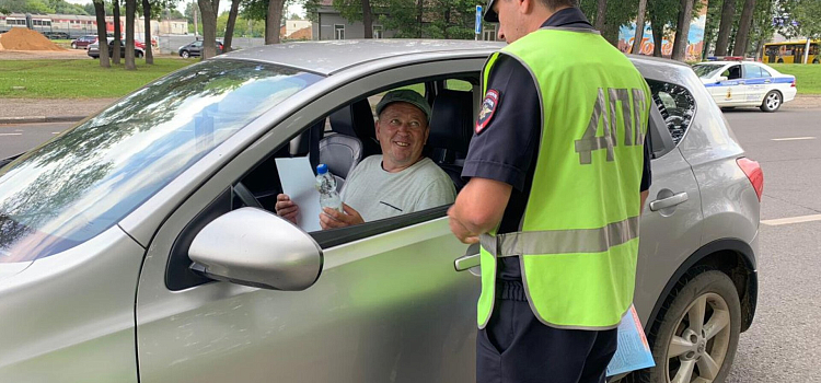 В Ярославле автомобилистам раздавали прохладную воду_276217