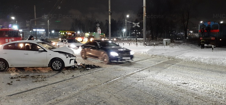 В Ярославле столкнулись поезд и легковушка