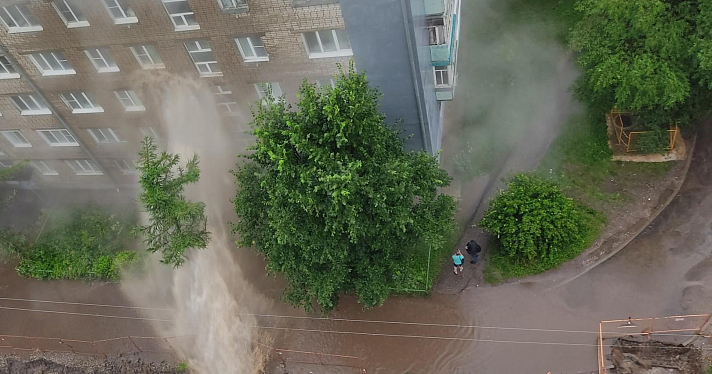 Горячая вода полчаса била в окна жилого дома в Ярославле_165038