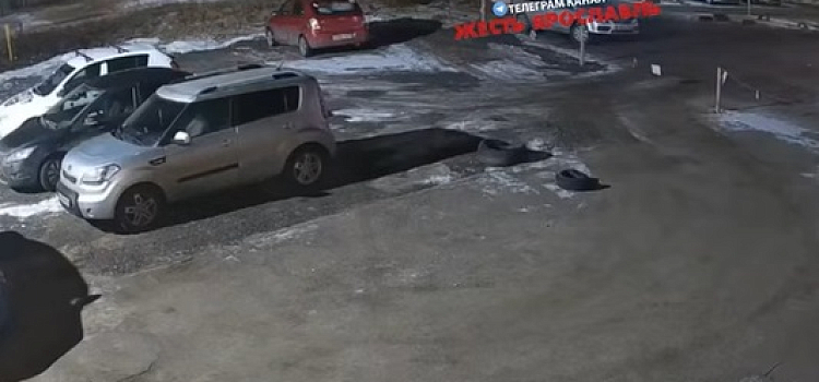 В Дзержинском районе Ярославля легковушка сбила курьера на электровелосипеде