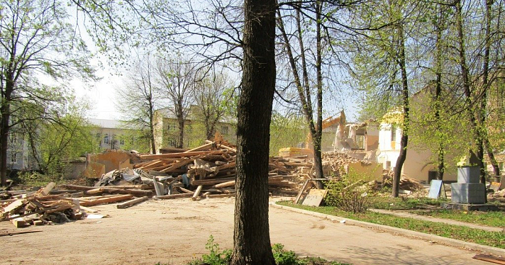 Собственнику разрушенного здания детского сада завода синтетического каучука может грозить административка_158441