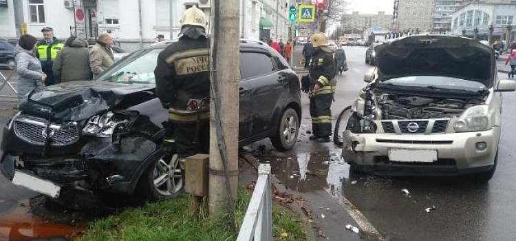 Две иномарки всмятку: подробности жесткого ДТП в Рыбинкске