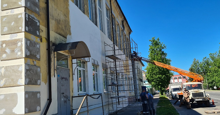 В Рыбинске приступили к ремонту фасада здания спортивной школы № 1