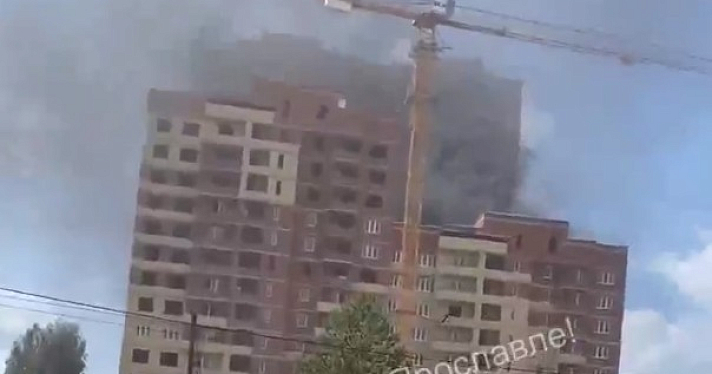 В Ярославле загорелась новостройка в Заволжском районе_245123