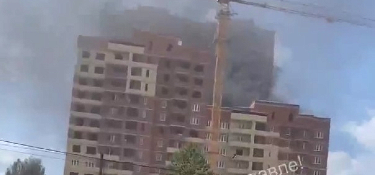 В Ярославле загорелась новостройка в Заволжском районе_245123