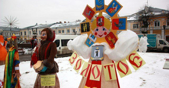 В сквере на улице Андропова начали устанавливать масленичные куклы_101786