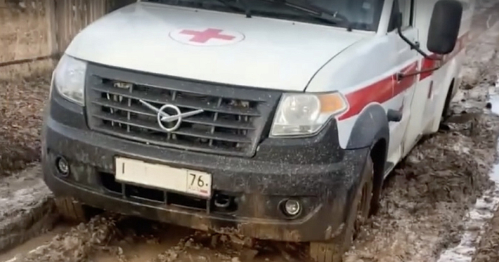 «Давай, давай»: в Ярославской области машину скорой помощи тащили пожарные