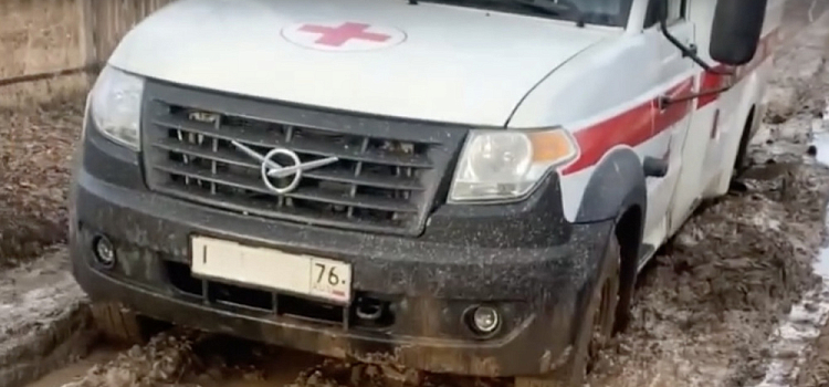 «Давай, давай»: в Ярославской области машину скорой помощи тащили пожарные