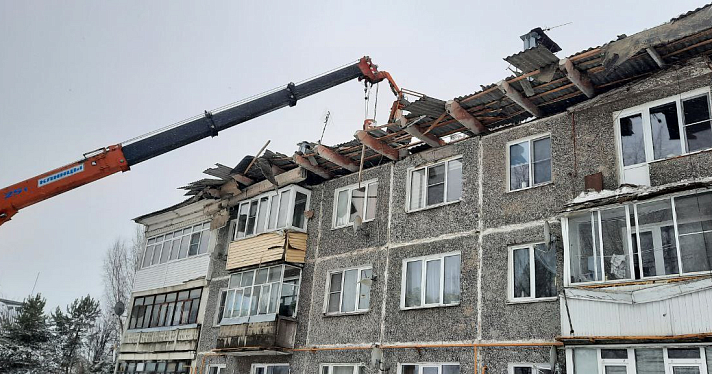 В Ярославской области под тяжестью снега массово рушатся крыши жилых домов_265368