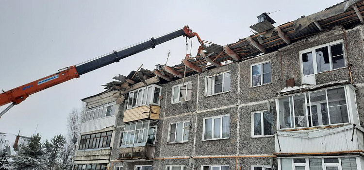В Ярославской области под тяжестью снега массово рушатся крыши жилых домов_265368