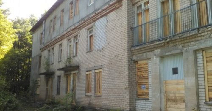 В Угличе закрыли недостроенную больницу, после падения в которой погибла девочка