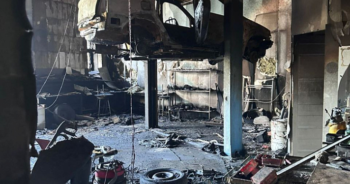 В Ярославле в автомастерской сгорела иномарка