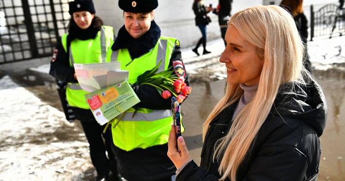 «Цветочный патруль»: ярославские сотрудники ГИБДД поздравили женщин с наступающим праздником_234479