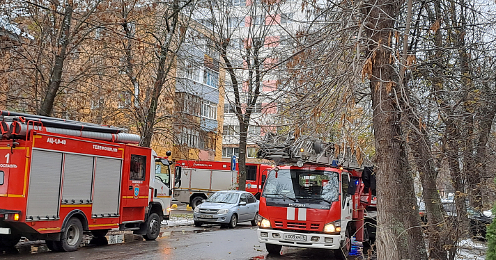 У дома разбросаны обгоревшие детские книжки: в центре Ярославля сгорела квартира в новостройке_255689