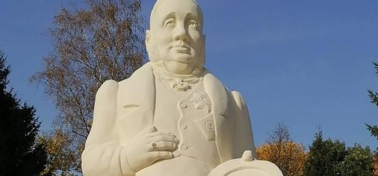 Чиновника закидали камнями: на центральной площади Данилова установили двухметровые статуи