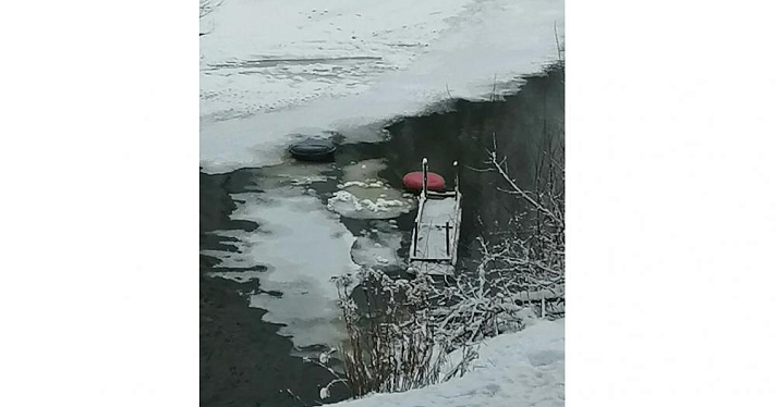 Мама с ребенком оказались в ледяной воде: жители Рыбинска жалуются на опасную горку