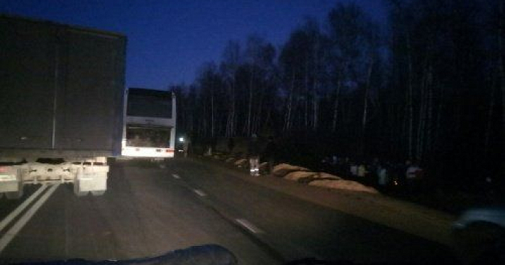 Задержан водитель грузовика, столкнувшегося с туристическим автобусом в Ростовском районе