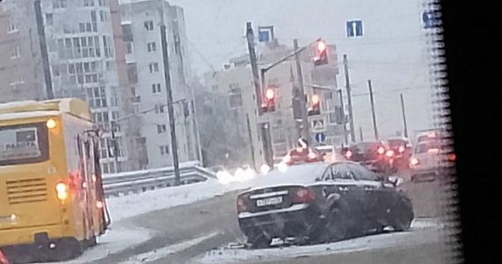 В Ярославле иномарка врезалась в автобус