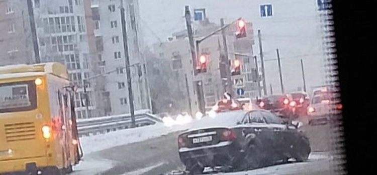 В Ярославле иномарка врезалась в автобус