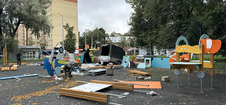 Самолётики, игровые панели и качели: в Ярославле устанавливают новую детскую площадку_321980