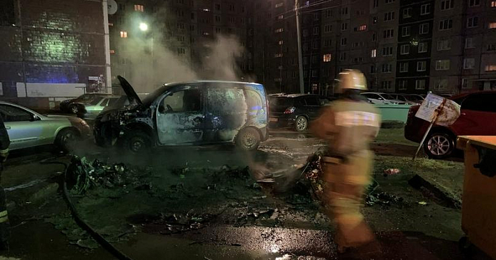 Неизвестные сожгли машину и мусорный бак в Заволжском районе