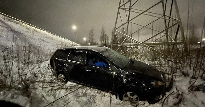 В Ярославле погиб водитель вылетевшей в кювет иномарки_261139