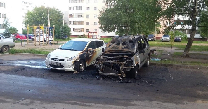 За ночь в Ярославле сожгли две машины