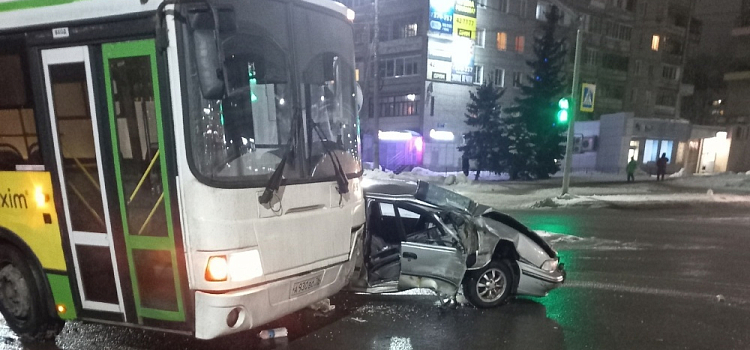 В Ярославле автобус превратил легковушку в груду металла