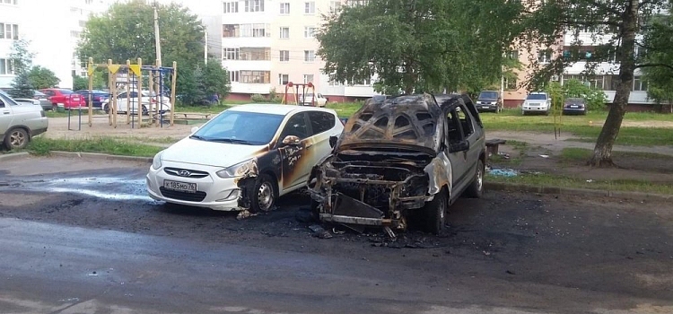 За ночь в Ярославле сожгли две машины