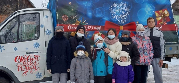 Дмитрий Миронов подарил новогодние подарки еще девяти многодетным семьям