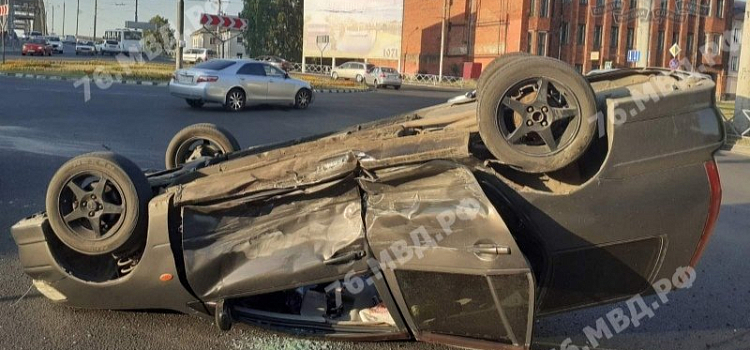Ребенок оказался в перевернутом авто: подробности ДТП в Ярославской области