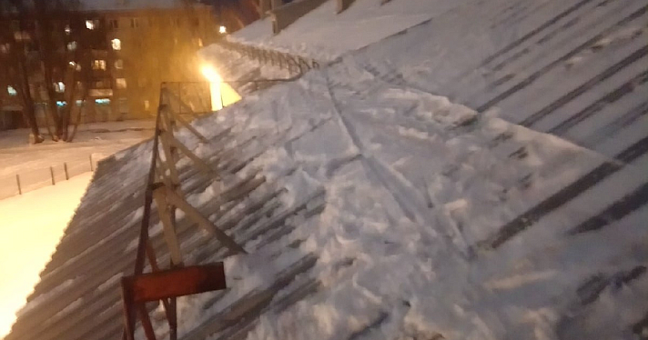 «По ночам расчищаем школы и детсады»: ярославец рассказал, как убирают снег с крыш в регионе_172281