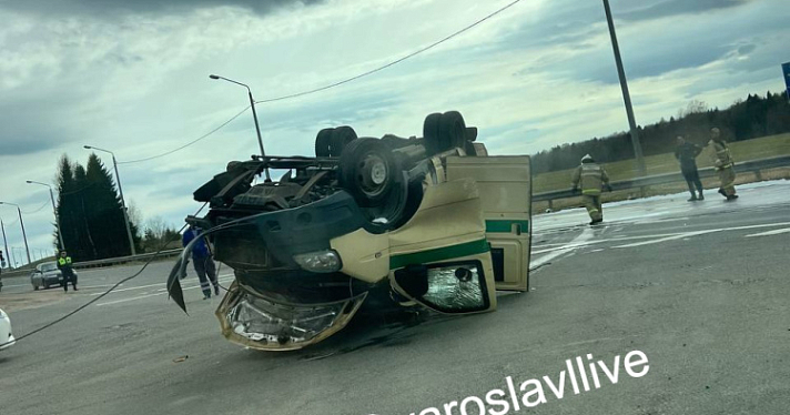 На трассе Ярославль – Данилов перевернулся автомобиль с деньгами