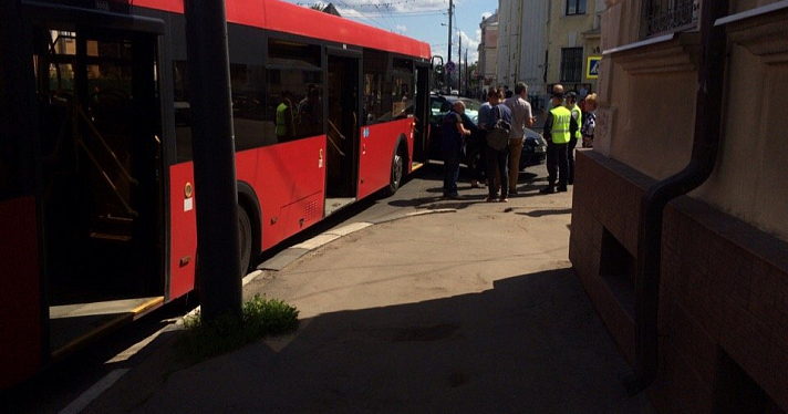 В центре Ярославля столкнулись иномарка и рейсовый автобус_159488