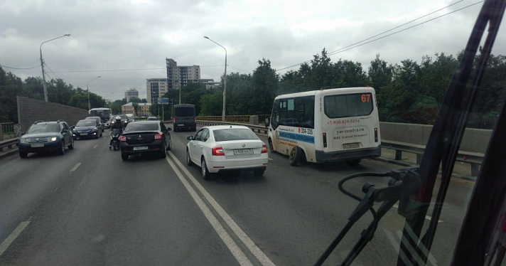 На Октябрьском мосту в Ярославле образовалась огромная пробка