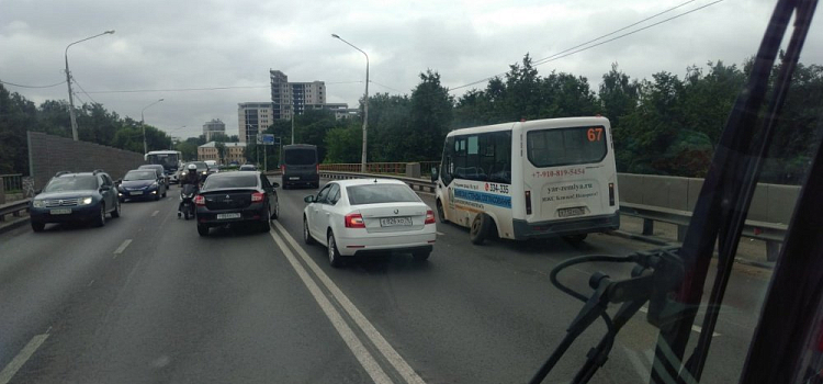 На Октябрьском мосту в Ярославле образовалась огромная пробка