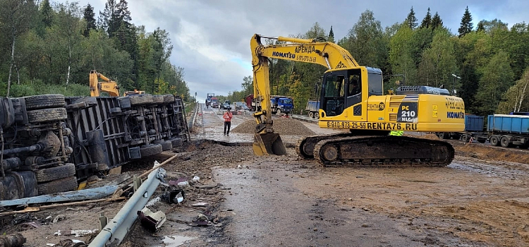 Вот это мое невезучее место: в Ярославской области фуры вылетают с одного и того же участка дороги_221123