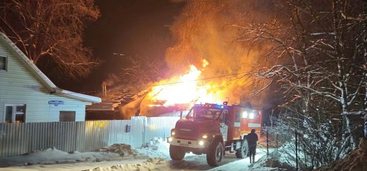 Без жилья остались несколько семей: пожар частично уничтожил жилой дом в посёлке Ярославской области_309872