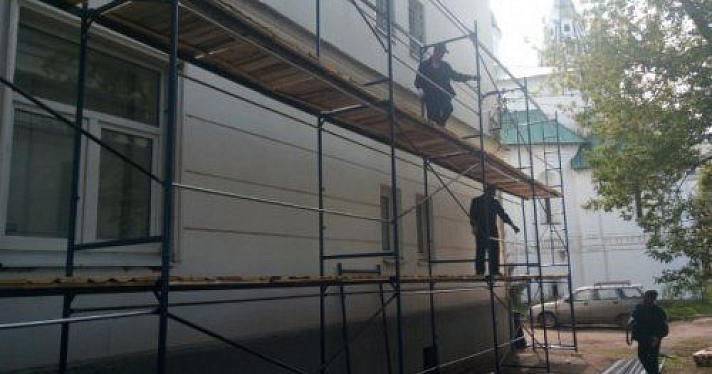В зоне ЮНЕСКО Ярославля начали ремонт фасадов домов: адреса работ