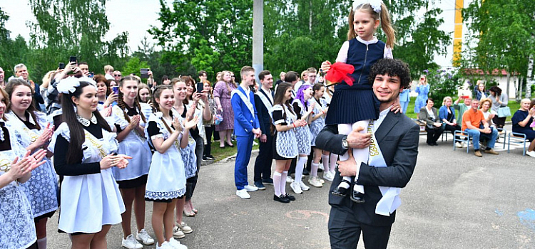 Эти майские дни всегда навевают трогательные воспоминания: в ярославских школах прозвучали Последние звонки_241209