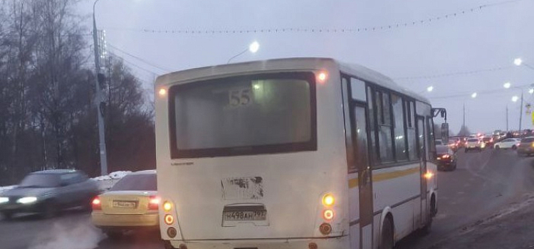 Из-за двух аварий на Октябрьском мосту в Ярославле образовалась большая пробка
