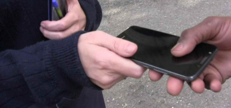 В Ярославле подросток похитил дорогой телефон на улице