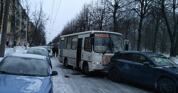 Фото дня. Из-за гололеда на проспекте Ленина маршрутка ткнулась в «Мазду» и спровоцировала пробку из автобусов_156542