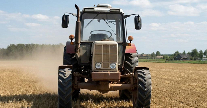 На тракторе ехал за добавкой: в Ярославской области задержали пьяного водителя