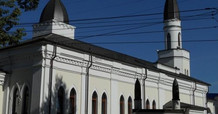 Квартал вокруг Ярославской соборной мечети встал в пробку — мусульмане отмечают Ураза-байрам