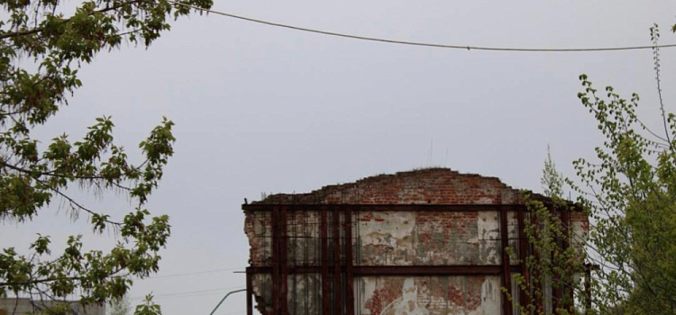 Стены, помнившие шведов и штыки фанагорийцев, рушатся: суд запретил продажу ярославского исторического здания